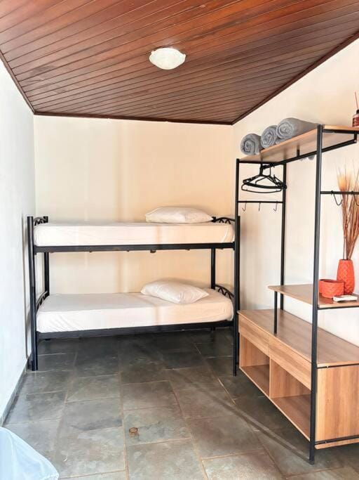 Chácara petfriendly suíte com AC, piscina, 5m centro House in State of São Paulo