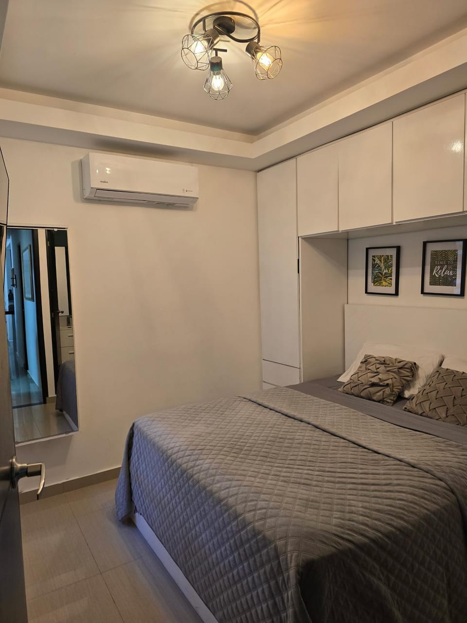 Photo of the whole room, air conditioner