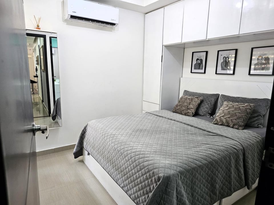 Bed, Photo of the whole room, Guests, wardrobe, air conditioner