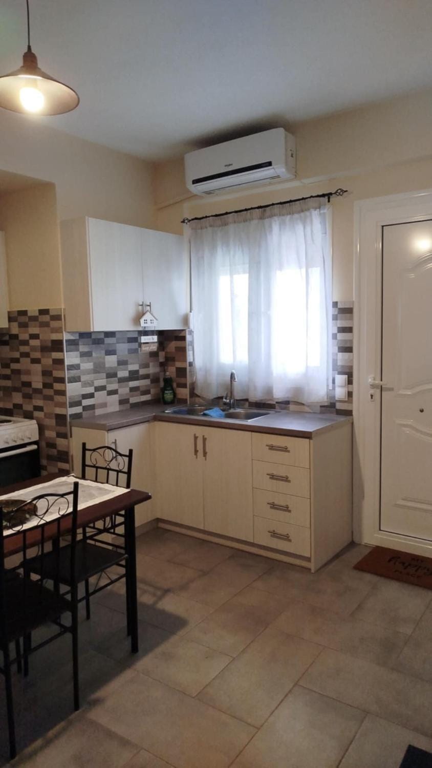Kitchen or kitchenette, Dining area, oven