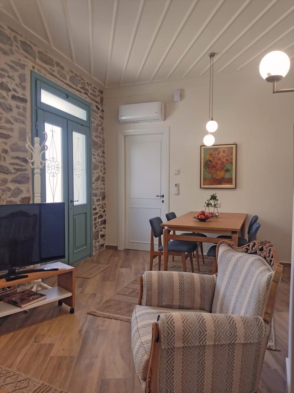 Facade/entrance, TV and multimedia, Seating area, Dining area