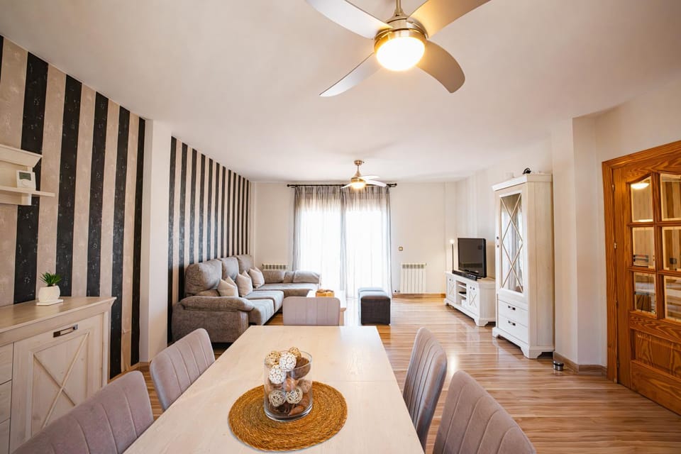 Villa Oropéndola para familias, a pocos minutos de Granada, Piscina agua salada, Parking privado, Barbacoa, Chimenea, 14 pax Villa in Andalusia