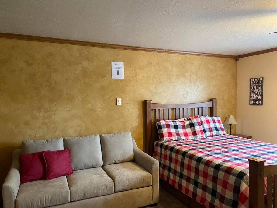 Platinum Studio Pool-Spa Ski-in out Gym, Sauna, Laundry, BBQ House in Brian Head