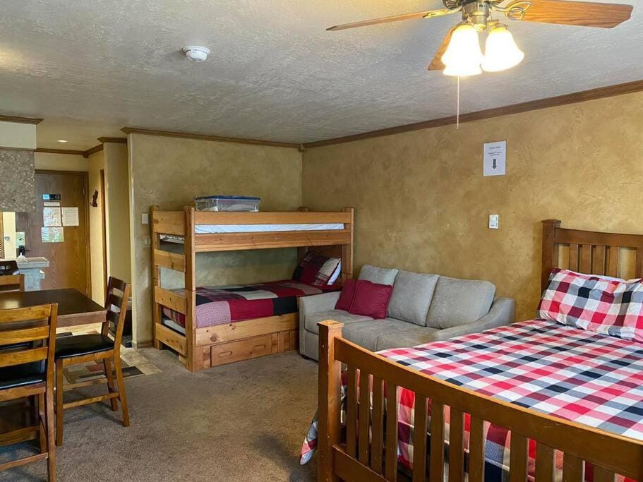 Platinum Studio Pool-Spa Ski-in out Gym, Sauna, Laundry, BBQ House in Brian Head