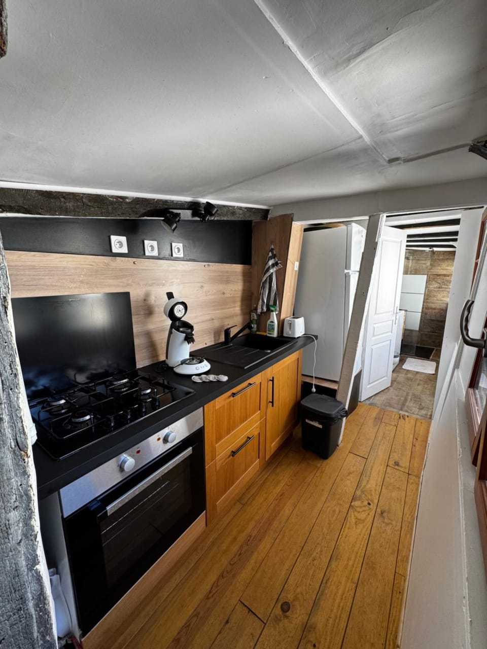 Coffee/tea facilities, Kitchen or kitchenette, oven, stove, toaster