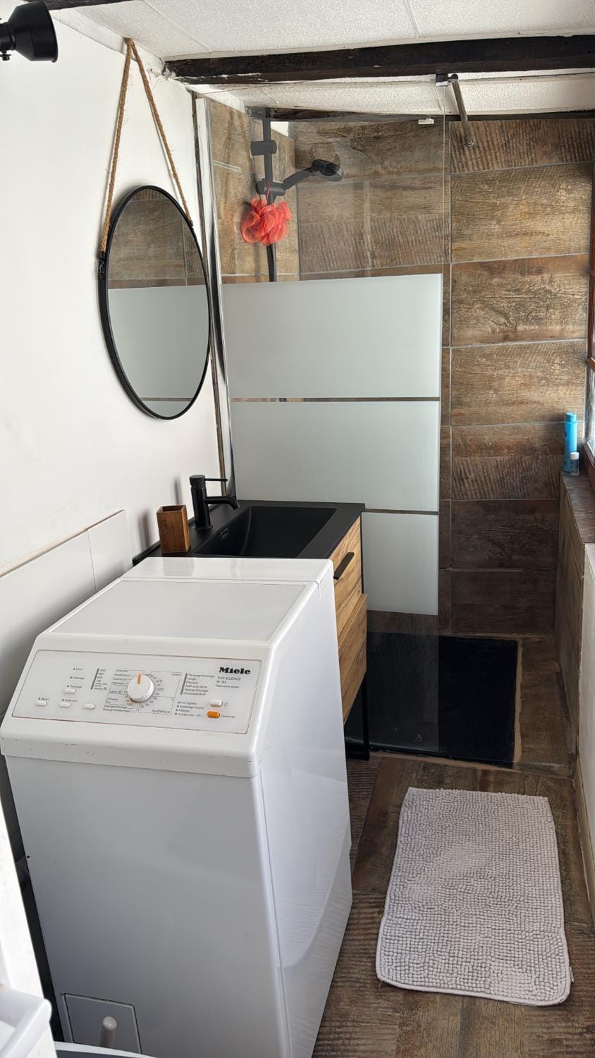 Bathroom, washing machine