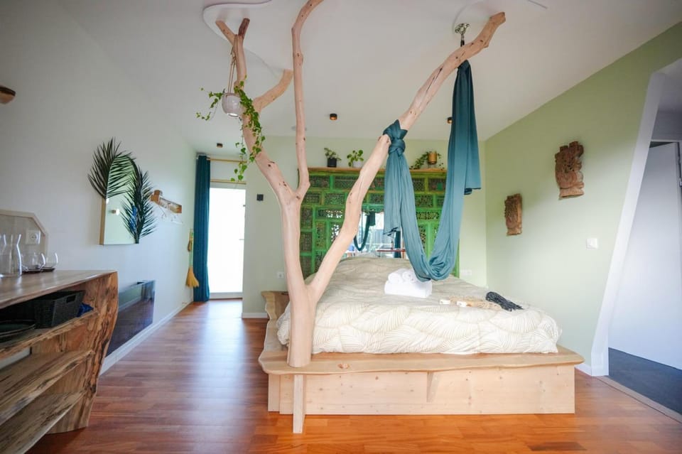 Photo of the whole room, Bedroom