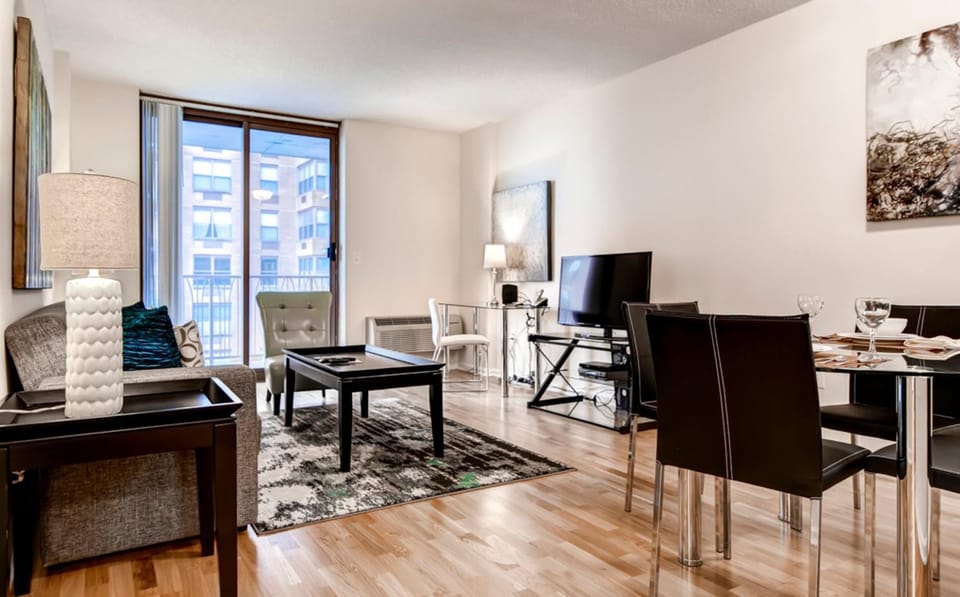 TV and multimedia, Living room, Seating area, Dining area