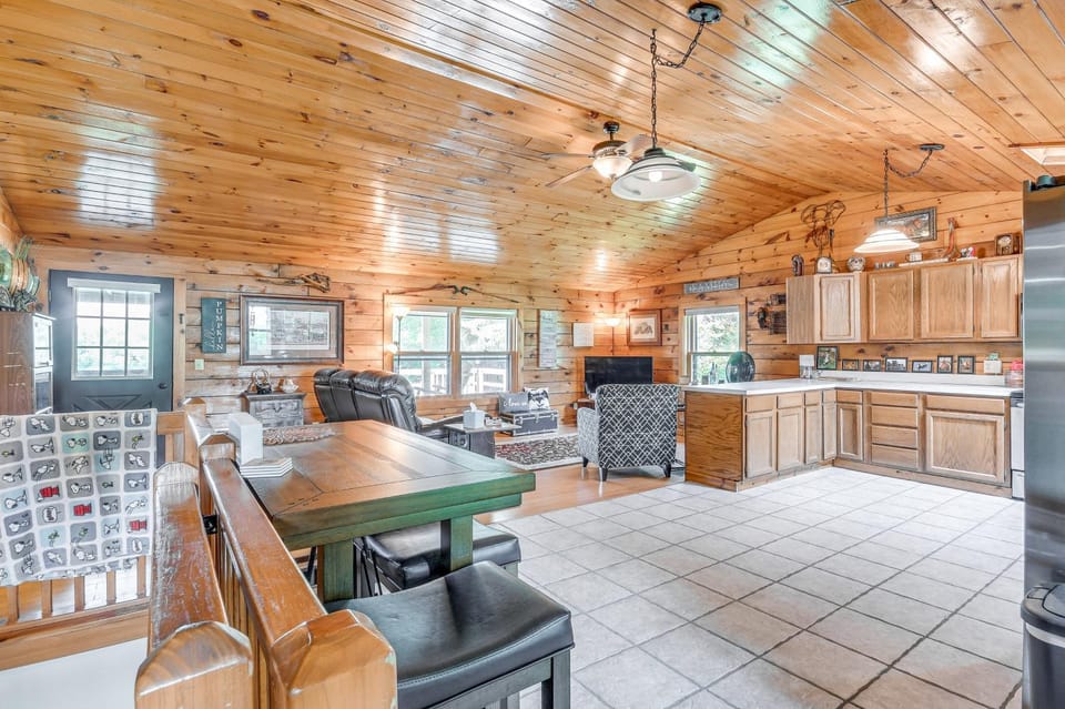 Picturesque Phoenix Vacation Home on Oswego River! House in New York