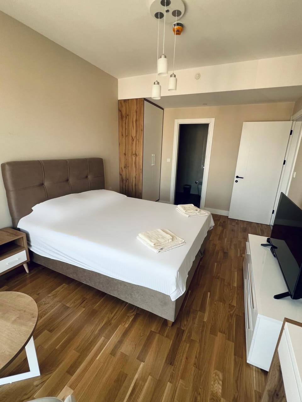 TV and multimedia, Seating area, Bedroom, wardrobe
