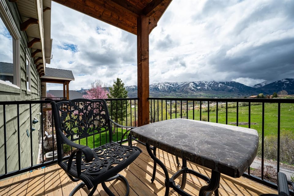 Snowcrest C304Ski Getaway Hot Tub & Theater Room House in Utah