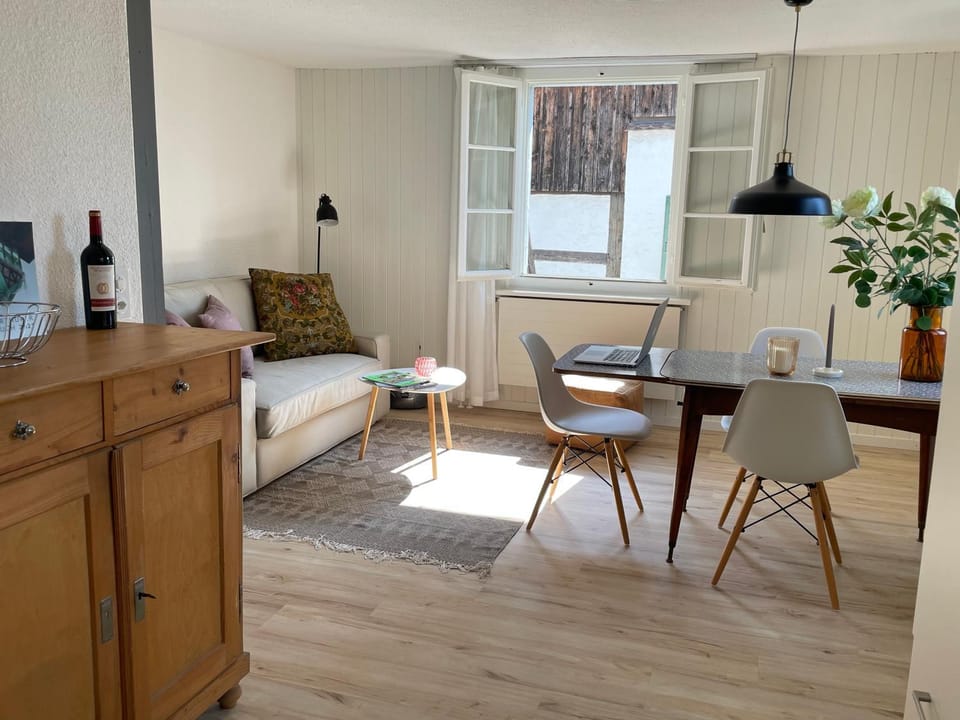 Seating area, Dining area