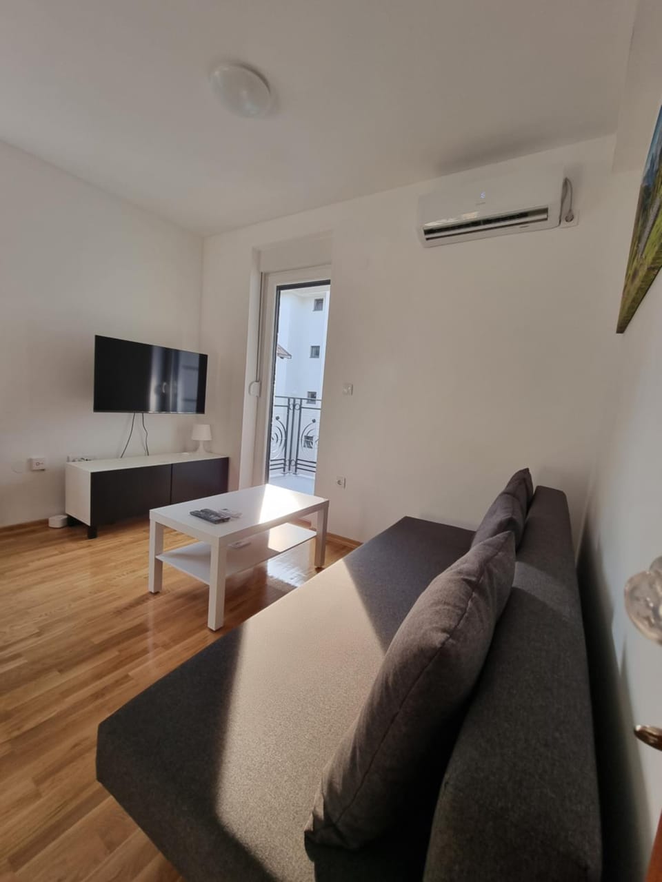 Bed, TV and multimedia, Living room, Evening entertainment, air conditioner