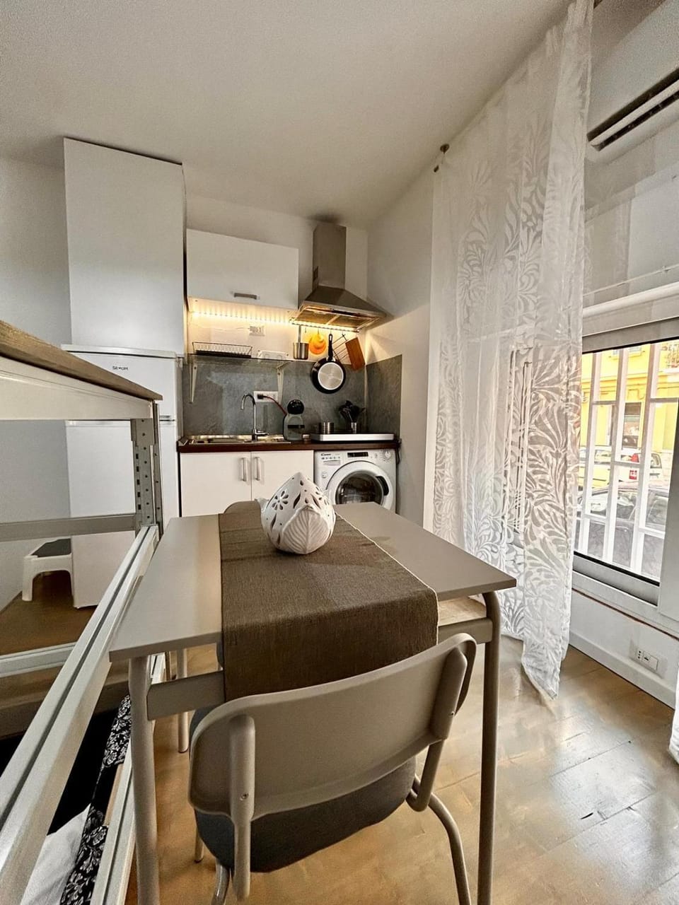 Kitchen or kitchenette, Dining area, stove