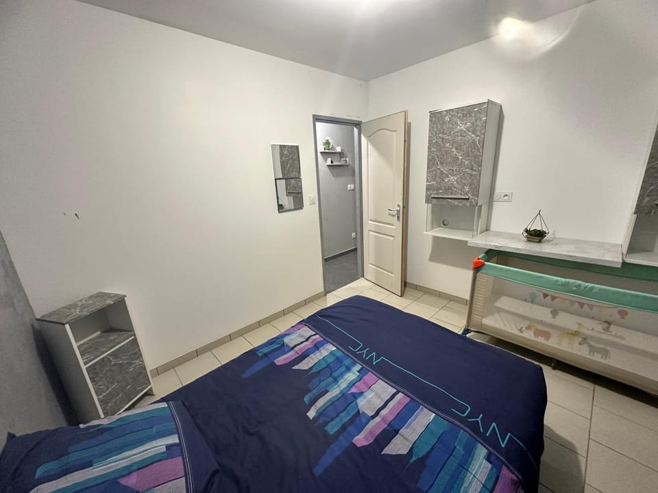 Bed, Photo of the whole room, Bedroom, cot