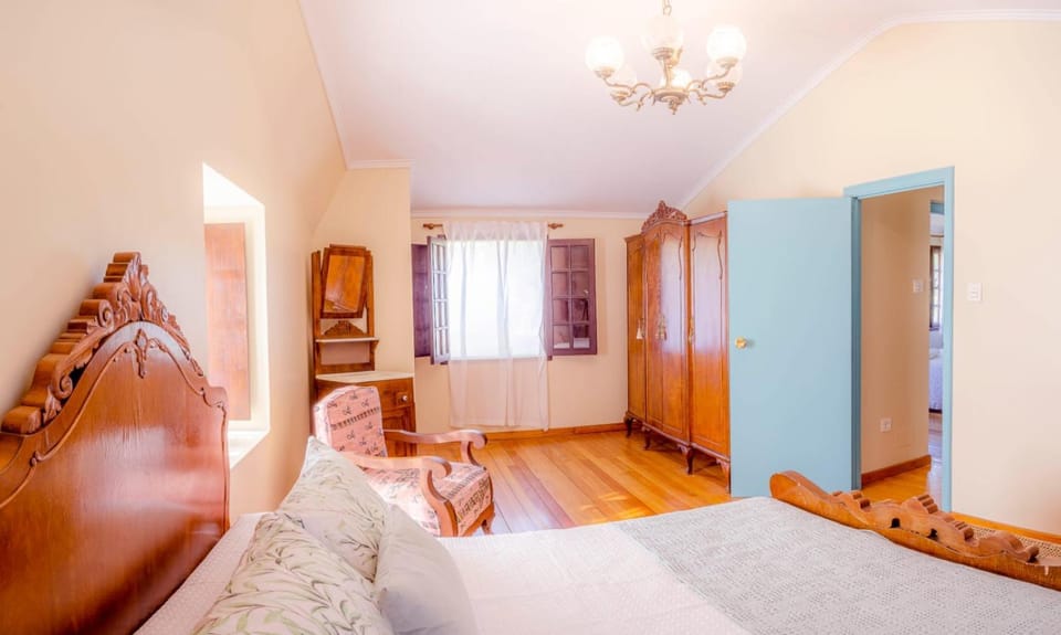 Photo of the whole room, Bedroom, wardrobe