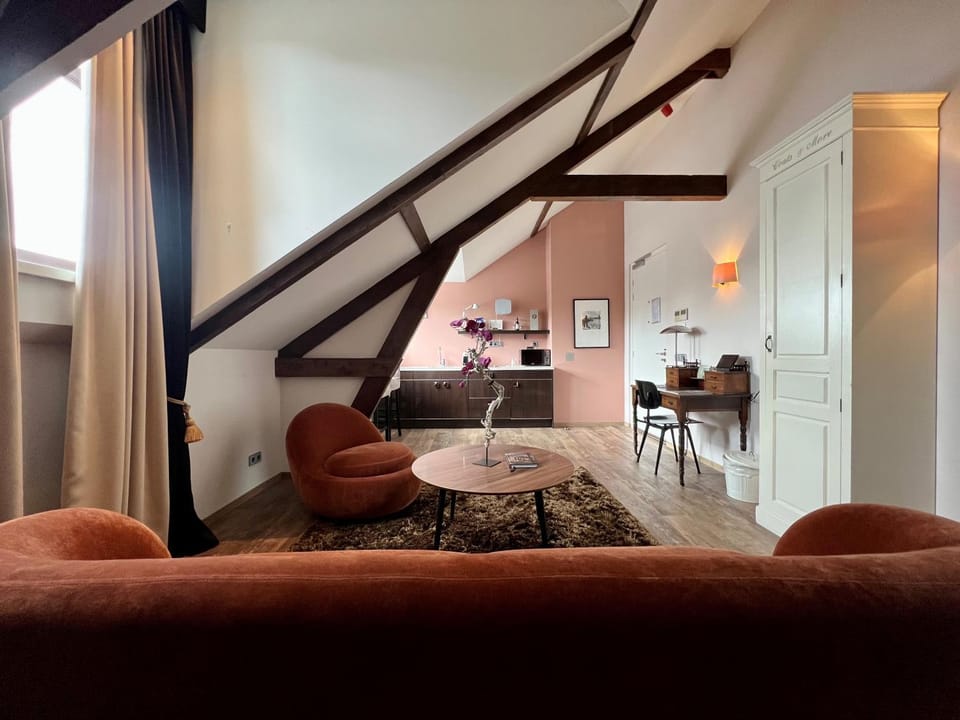 View (from property/room), Kitchen or kitchenette, Seating area, City view, Landmark view, River view