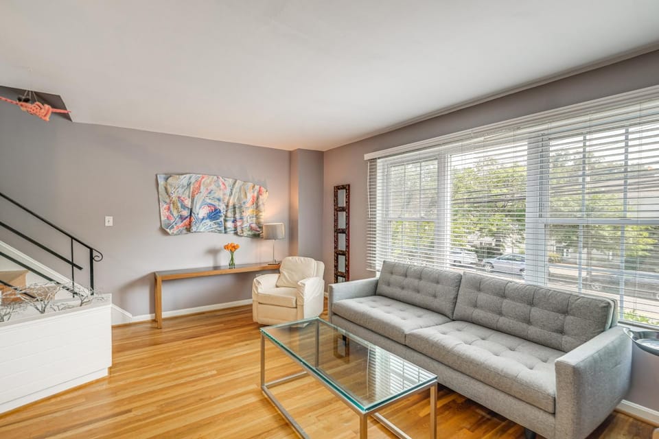 Arlington Townhome w/ Furnished Patio! House in Arlington