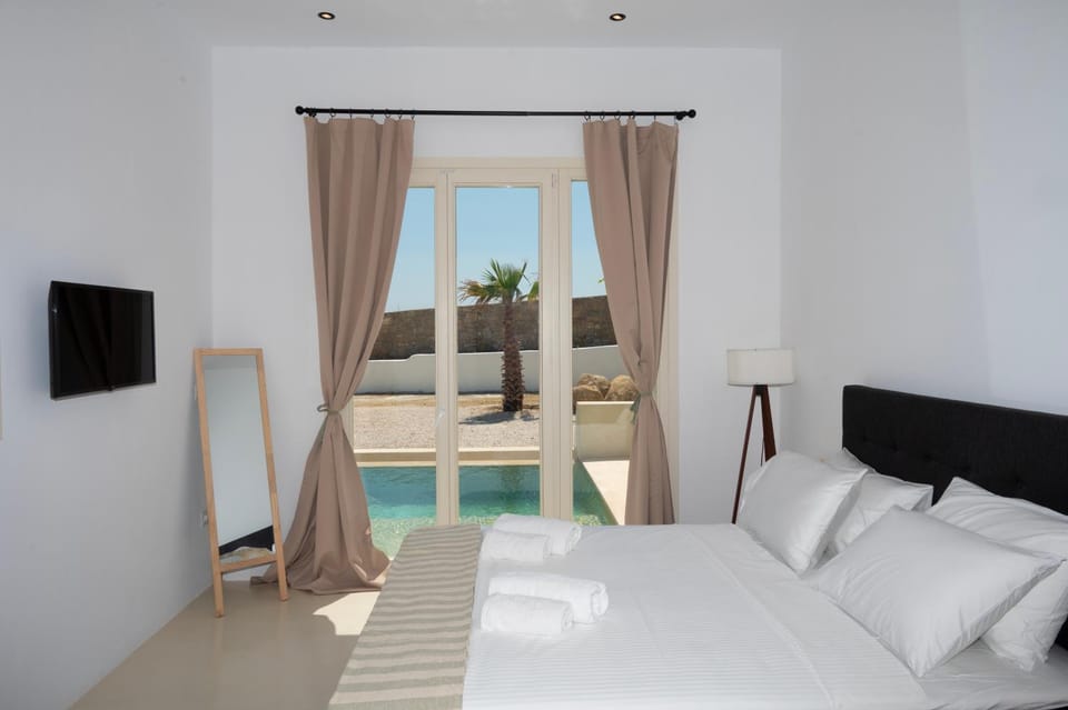 Bed, TV and multimedia, Photo of the whole room, Bedroom