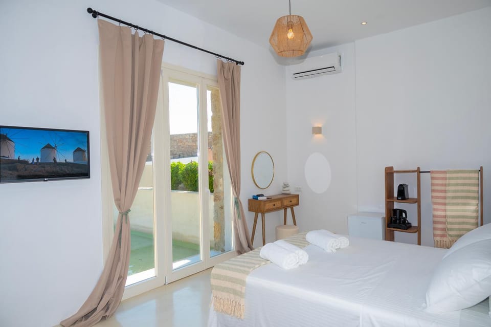 Bed, TV and multimedia, Photo of the whole room, towels, air conditioner