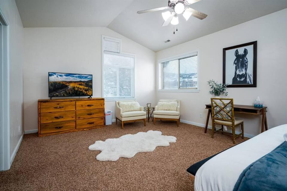 Snowbasin Lakehouse LS27 Ski Getaway Hot Tub House in Huntsville