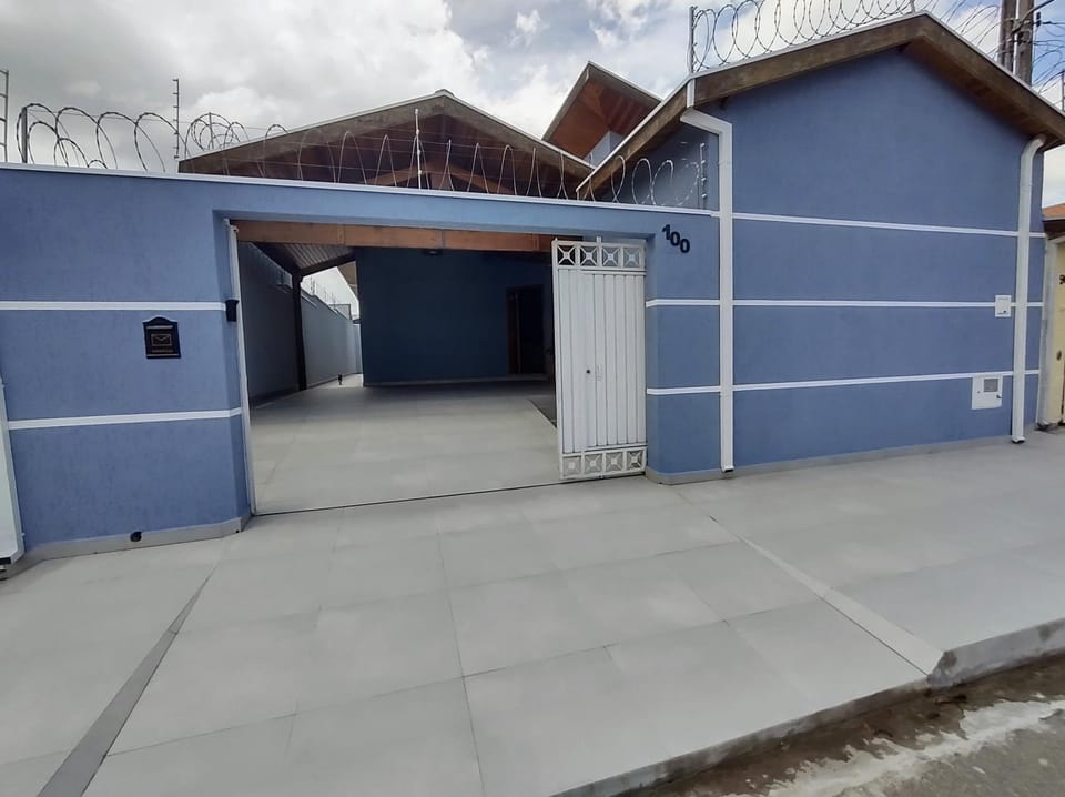 Casa com garagem, ar condicionado, sala tv e jantar, cozinha completa e lavanderia House in State of São Paulo