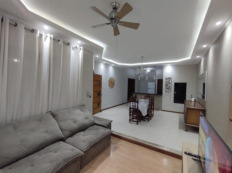 Casa com garagem, ar condicionado, sala tv e jantar, cozinha completa e lavanderia House in State of São Paulo