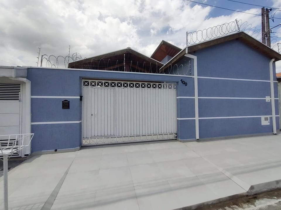 Casa com garagem, ar condicionado, sala tv e jantar, cozinha completa e lavanderia House in State of São Paulo