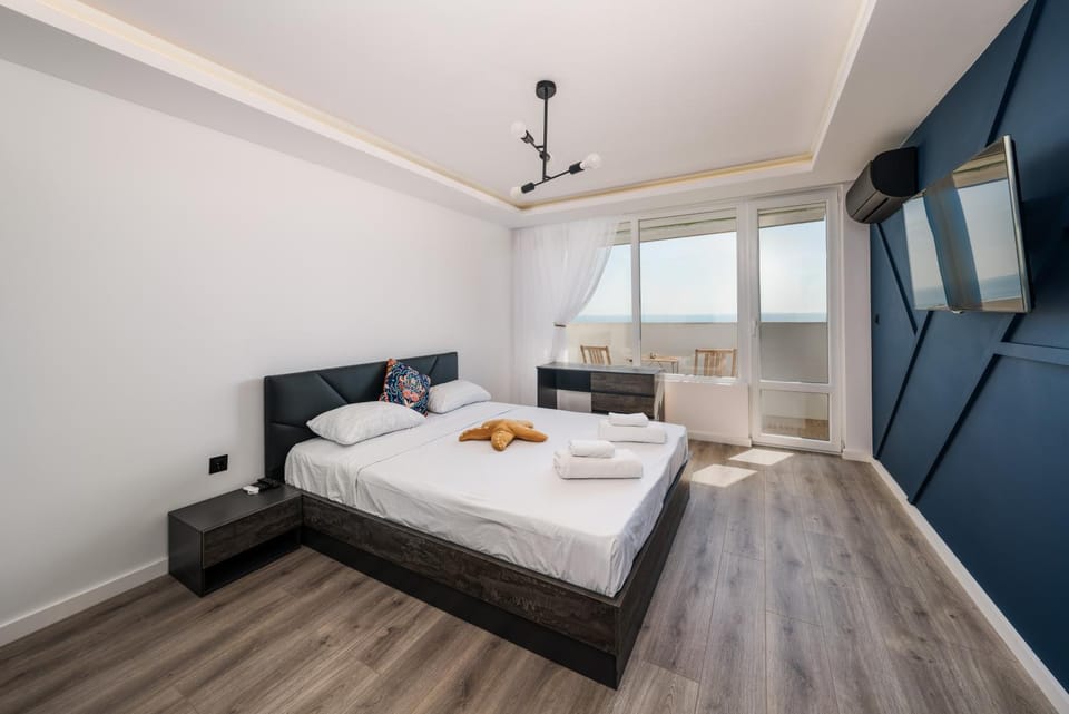 Bed, TV and multimedia, Photo of the whole room, Bedroom, towels