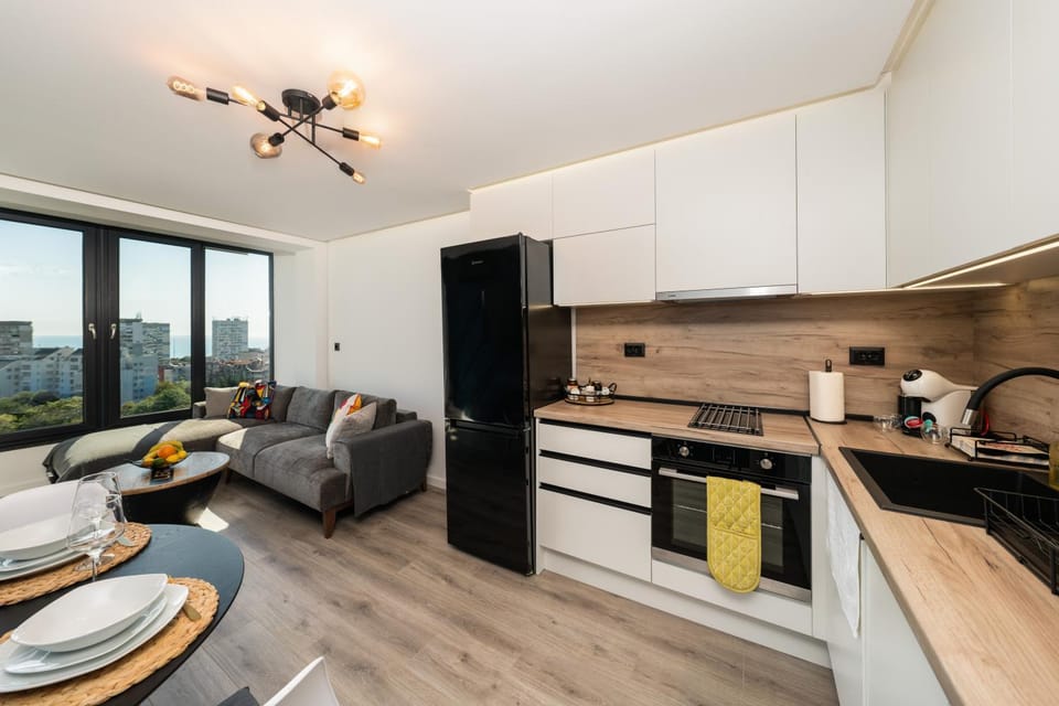 Coffee/tea facilities, Kitchen or kitchenette, Living room, Seating area, Dining area, dishwasher, minibar, oven, stove