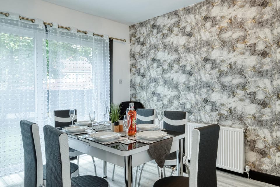 Property building, Living room, Seating area, Dining area, Dinner, internet, internet, internet
