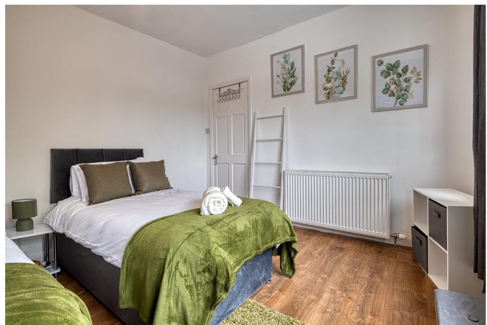 Property building, Bed, Massage, Photo of the whole room, Bedroom, internet