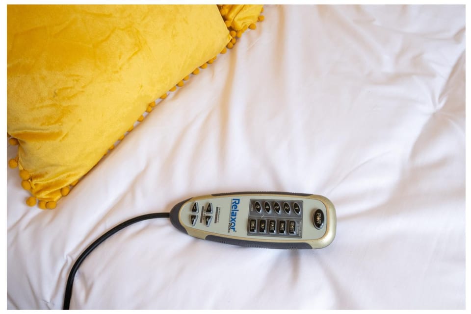 Property building, Bed, Massage, Massage, Bedroom, internet, internet