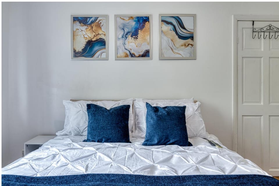 Property building, Bed, Decorative detail, Bedroom