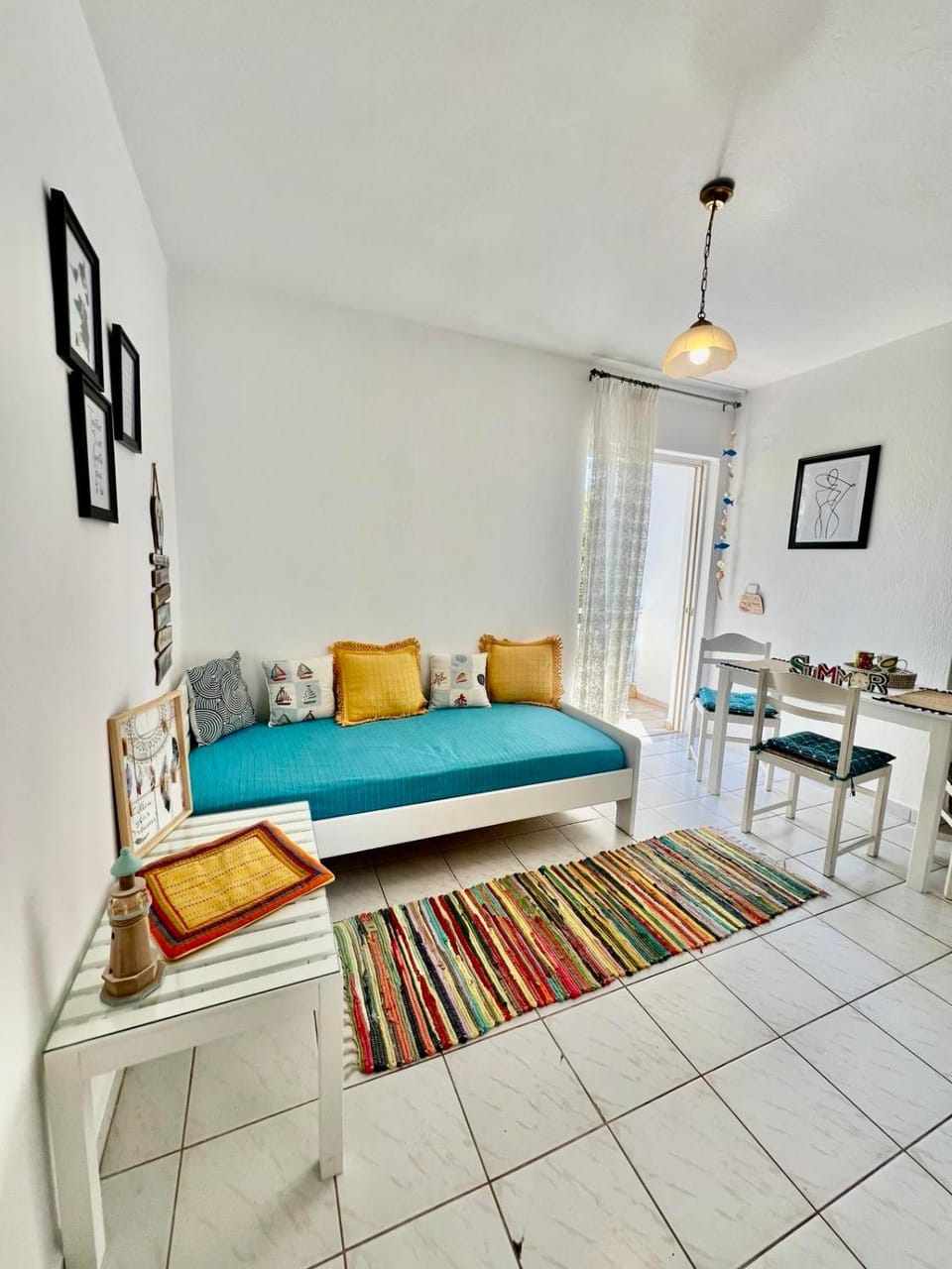 Bed, Living room, Photo of the whole room, Seating area, Bedroom