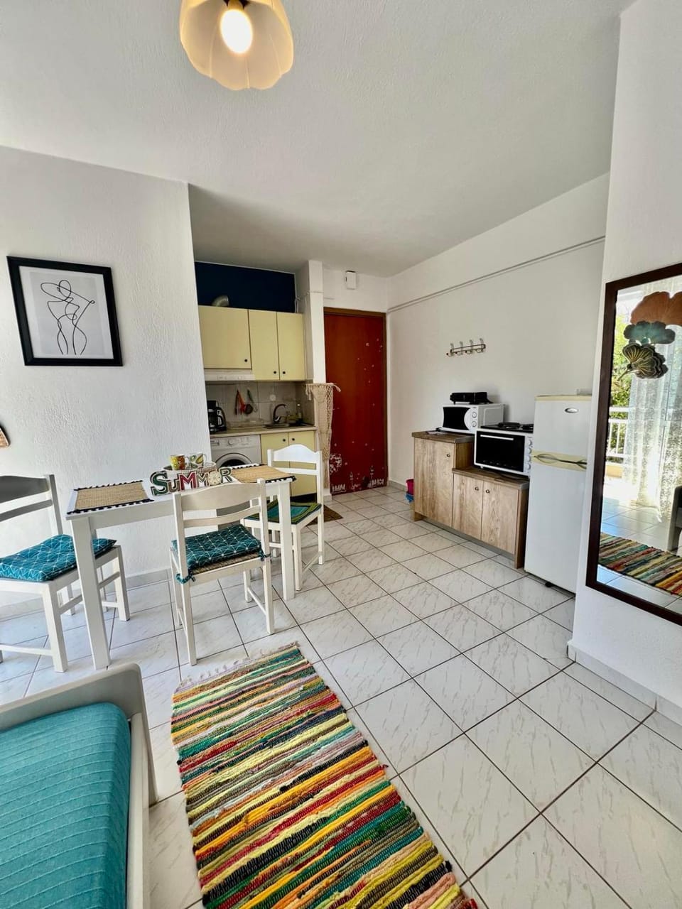 Kitchen or kitchenette, Seating area, Dining area