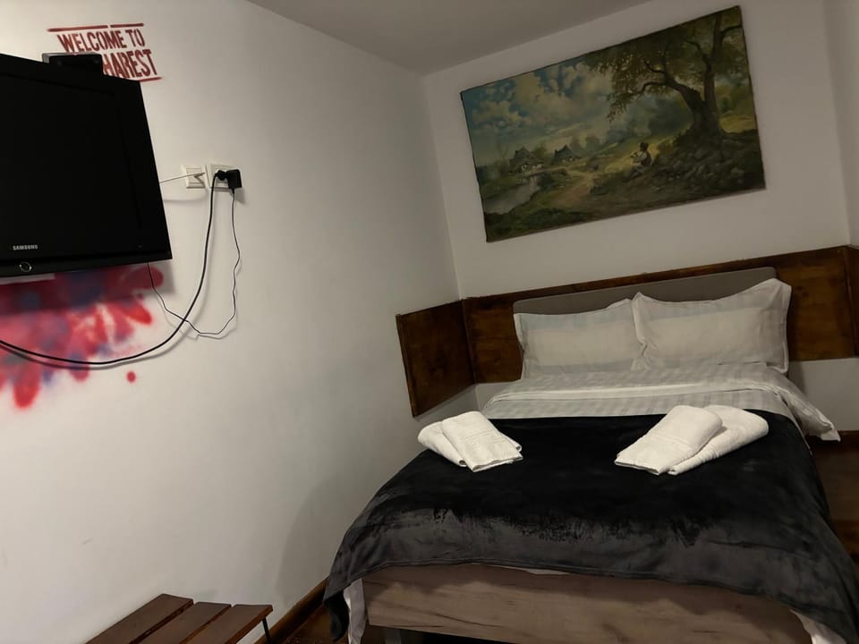 Bed, TV and multimedia, Photo of the whole room, Bedroom