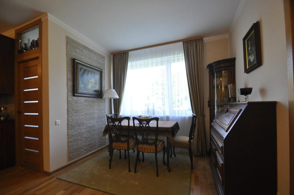 Seating area, Dining area