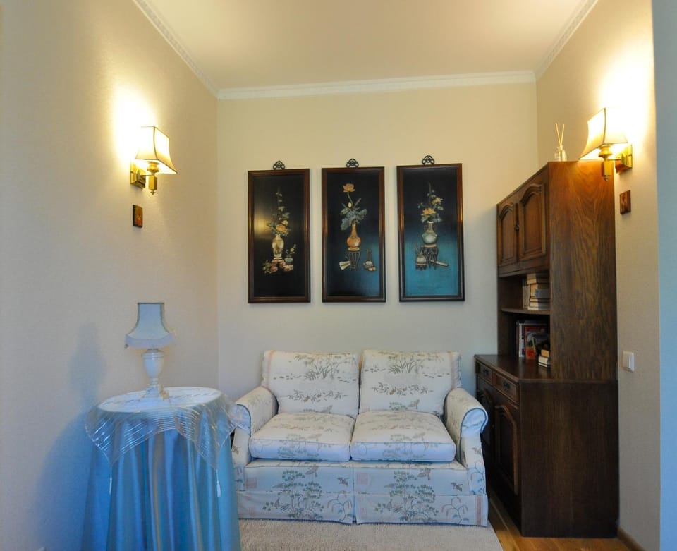 Photo of the whole room, Seating area