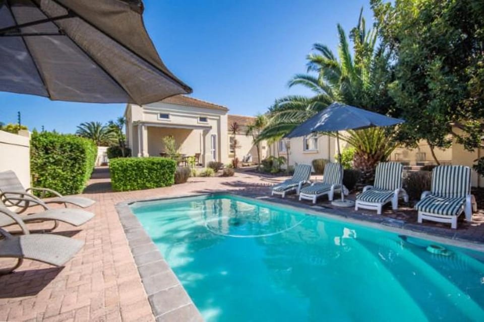 Property building, Patio, Day, Garden, Garden view, Pool view, Swimming pool, sunbed