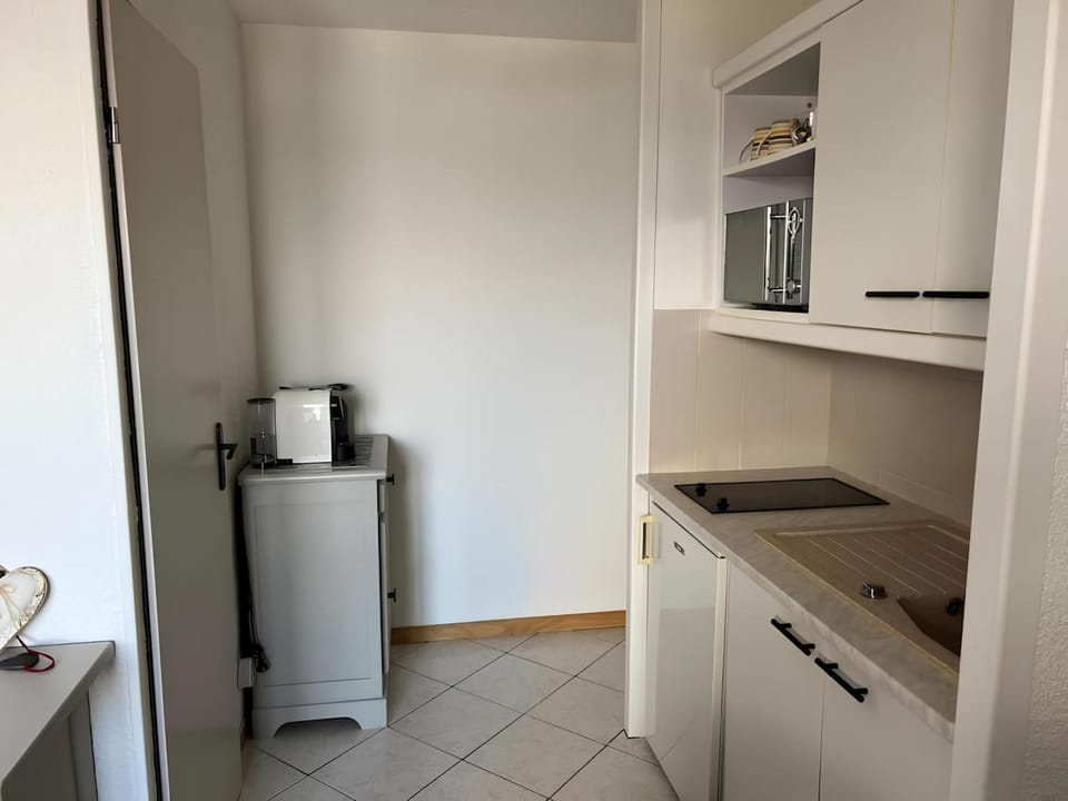 Coffee/tea facilities, Kitchen or kitchenette, microwave, stove