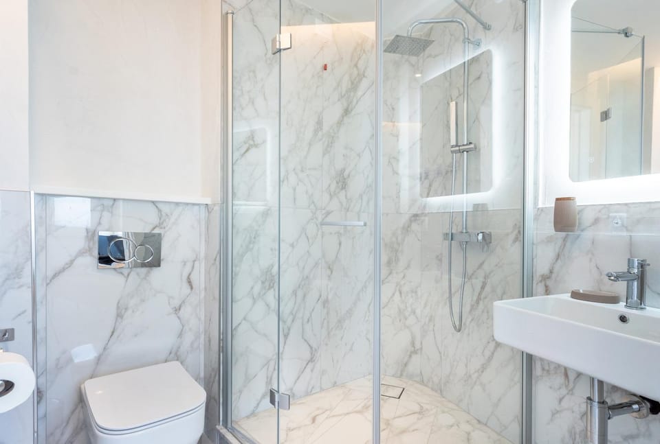Shower, Toilet, Bathroom, towels