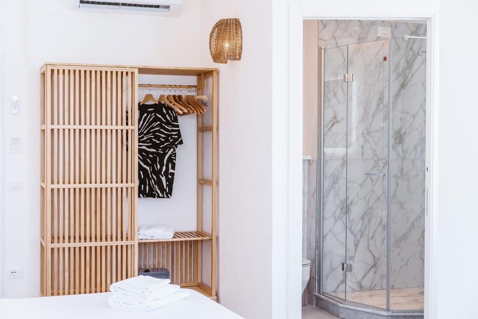 Bed, Bathroom, Photo of the whole room, Bedroom, wardrobe, air conditioner