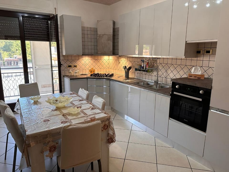 Coffee/tea facilities, Kitchen or kitchenette, Food and drinks, dishwasher, oven, stove