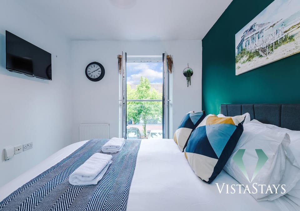 Spacious 3BDR House By Vista Stays Short Lets & Serviced Accommodation Salford With Pool Table & Free Parking Apartment in Salford