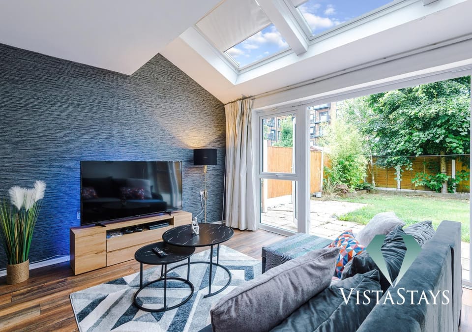 Spacious 3BDR House By Vista Stays Short Lets & Serviced Accommodation Salford With Pool Table & Free Parking Apartment in Salford