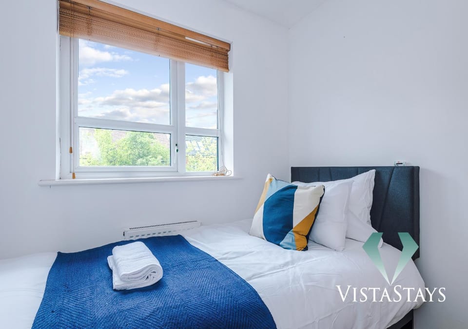 Spacious 3BDR House By Vista Stays Short Lets & Serviced Accommodation Salford With Pool Table & Free Parking Apartment in Salford