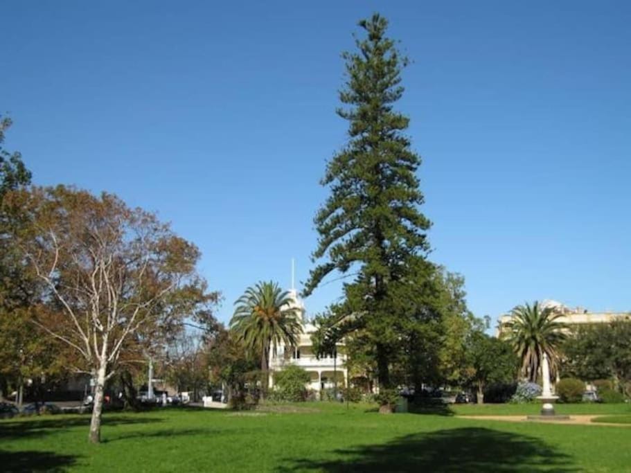 Inner City 4 Level Luxury Townhouse & Lift 3BR 3BTH House in Melbourne