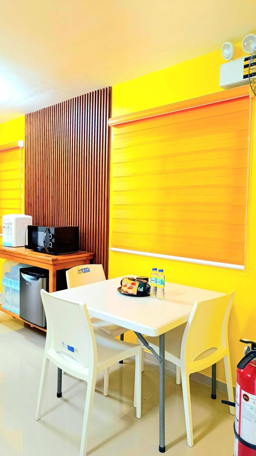 Dining area, minibar