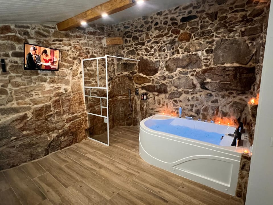 Hot Tub, Bathroom, TV and multimedia
